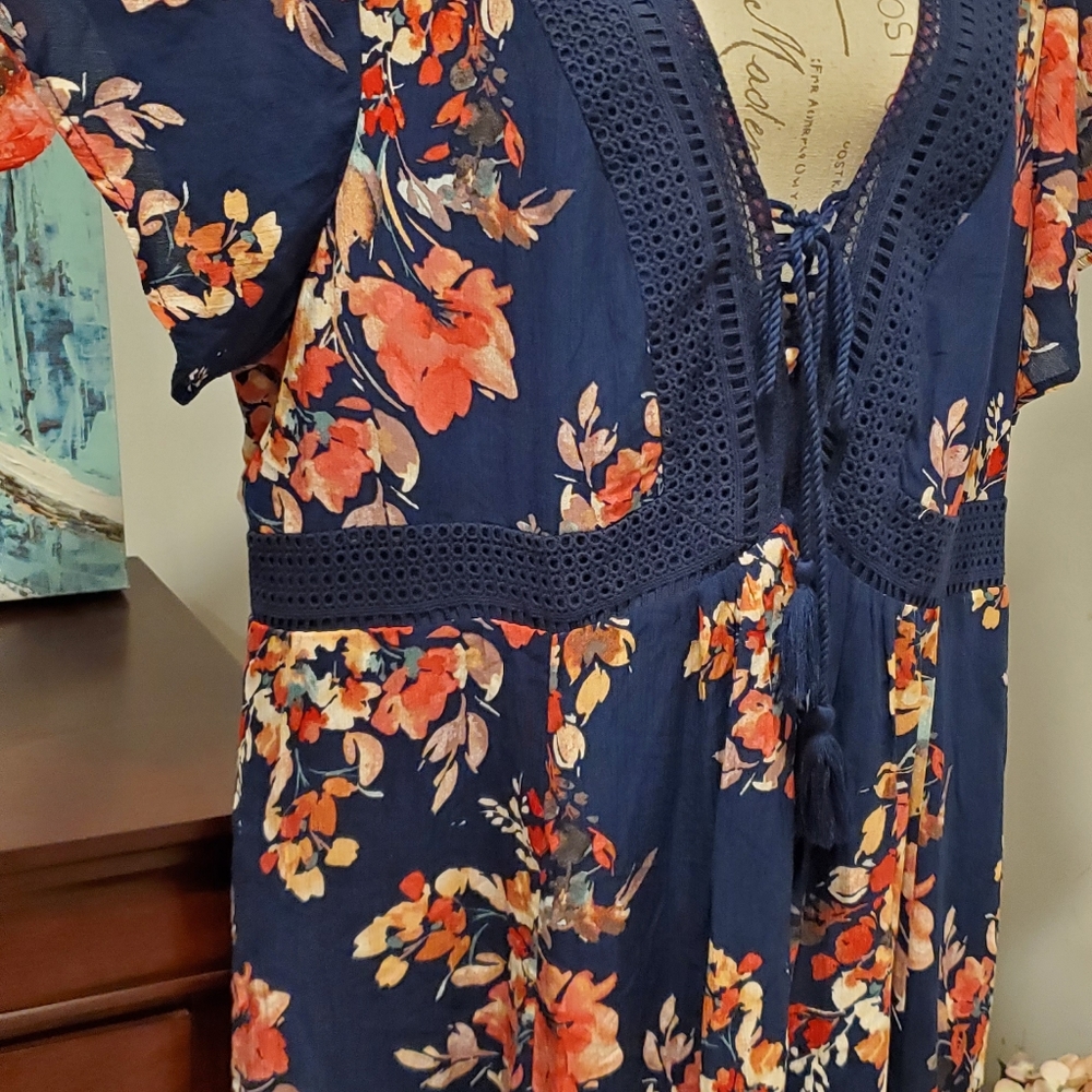 Torrid Women Navy Blue Floral Short Sleeve V Neck, Hidden Pockets, Size 3 - Picture 4 of 7